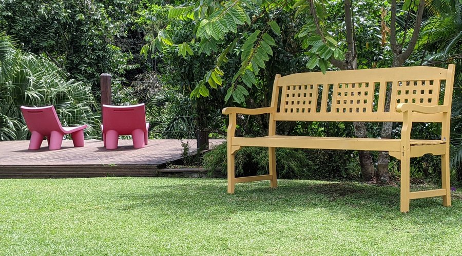 Jardin, terrasse et piscine du Mangoplaya.