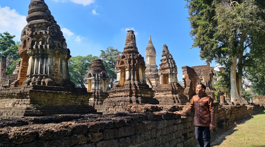 สาเหตุในการสร้างเจดีย์ไว้จำนวนมากเนื่องด้วย เป็นที่ประดิษฐาน พระอัฐิของพระราชวงศ์สุโขทัยครับ