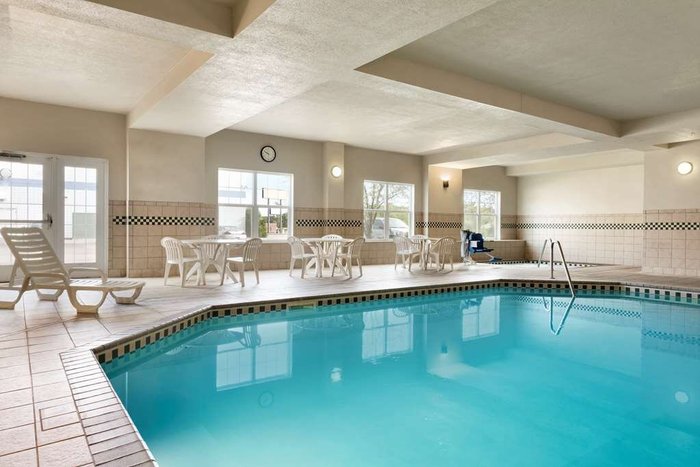 Country Inn & Suites By Radisson, St. Cloud East, Mn $105 ($̶1̶3̶5̶ 