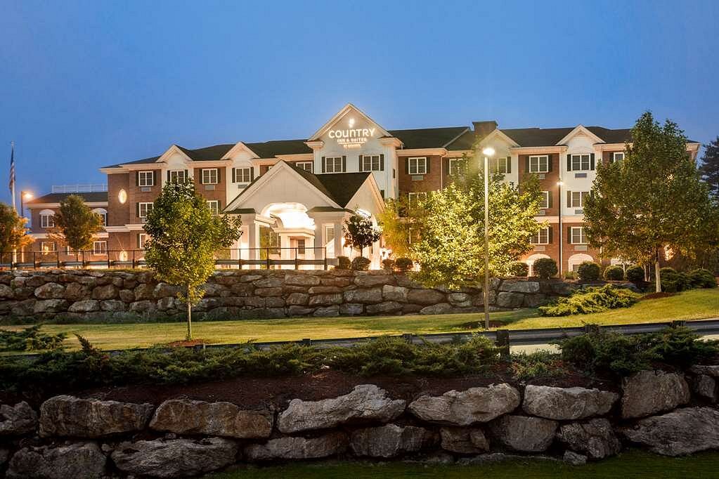 Country Inn &amp; Suites by Radisson, Manchester Airport, NH, hotel di Concord