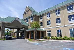 Country Inn & Suites by Radisson, Savannah Airport, GA in Savannah, image may contain: Hotel, Condo, City, Inn