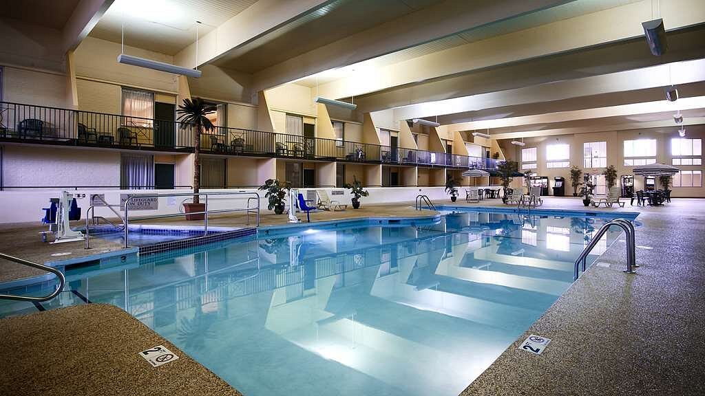 fergus falls hotels with pools