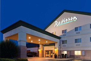 Radisson Hotel & Conference Center Rockford in Rockford, image may contain: Hotel, Building, Inn, Bench
