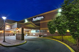 Radisson Hotel Sudbury in Sudbury, image may contain: Hotel, Lighting, Shopping Mall, Inn