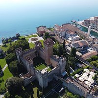 La città murata di Lazise ed il suo castello medievale - ph D.Bongiovanni