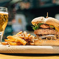 nuevo burger salsa trufa con cabra mas patatas caseras y cerveza por 10 euros
(disponible con salsa trufa u foie gras casero sin el queso de cabra y con emmental por el mismo precio