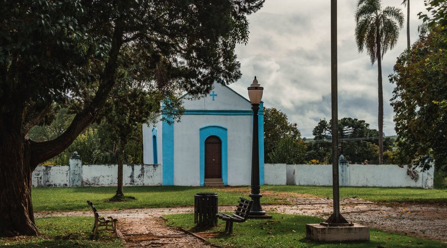 Na entrada da Capela foi descoberta a lápide de Domingos Ignácio de Araújo, principal traficante de escravos do Paraná e um dos homens mais ricos da região, foi ele quem doou a maioria dos materiais para a construção da capela.
