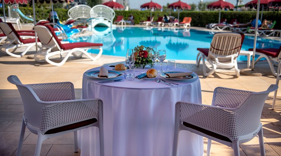 Hyppocampus Restaurant a bordo piscina