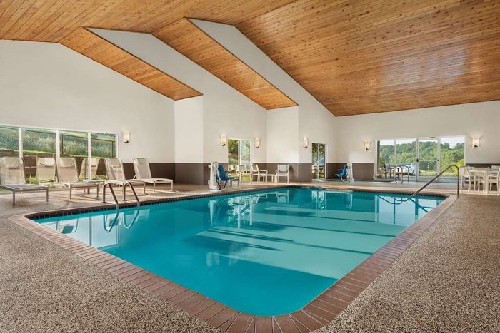 decorah hotels with pool