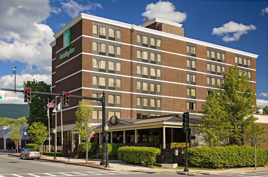 HOLIDAY INN BERKSHIRES $120 ($̶1̶4̶5̶) - Updated 2021 Prices & Hotel ...