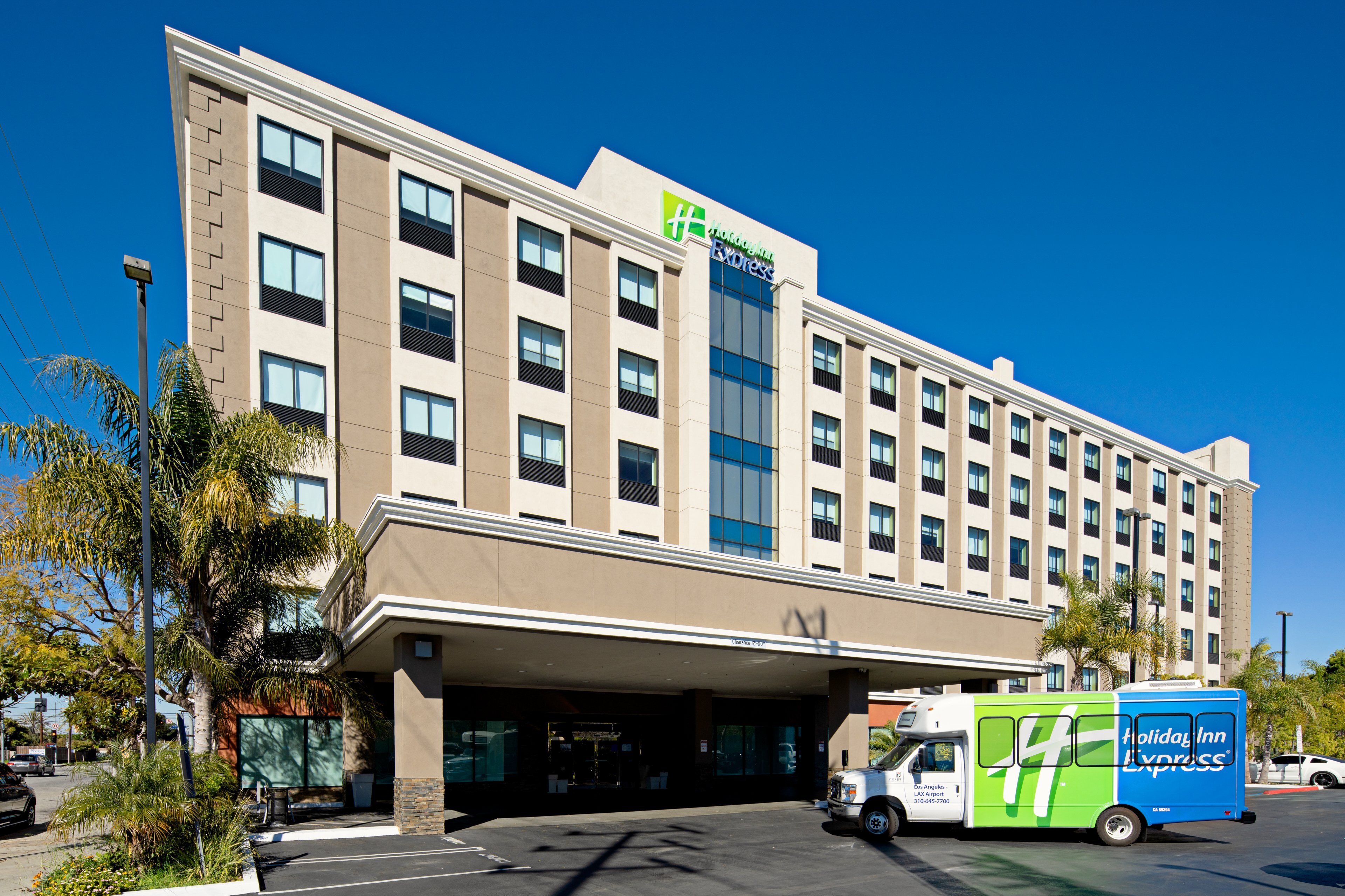 HOLIDAY INN EXPRESS LOS ANGELES LAX AIRPORT AU 147 2021 Prices   Hotel Exterior With Van 