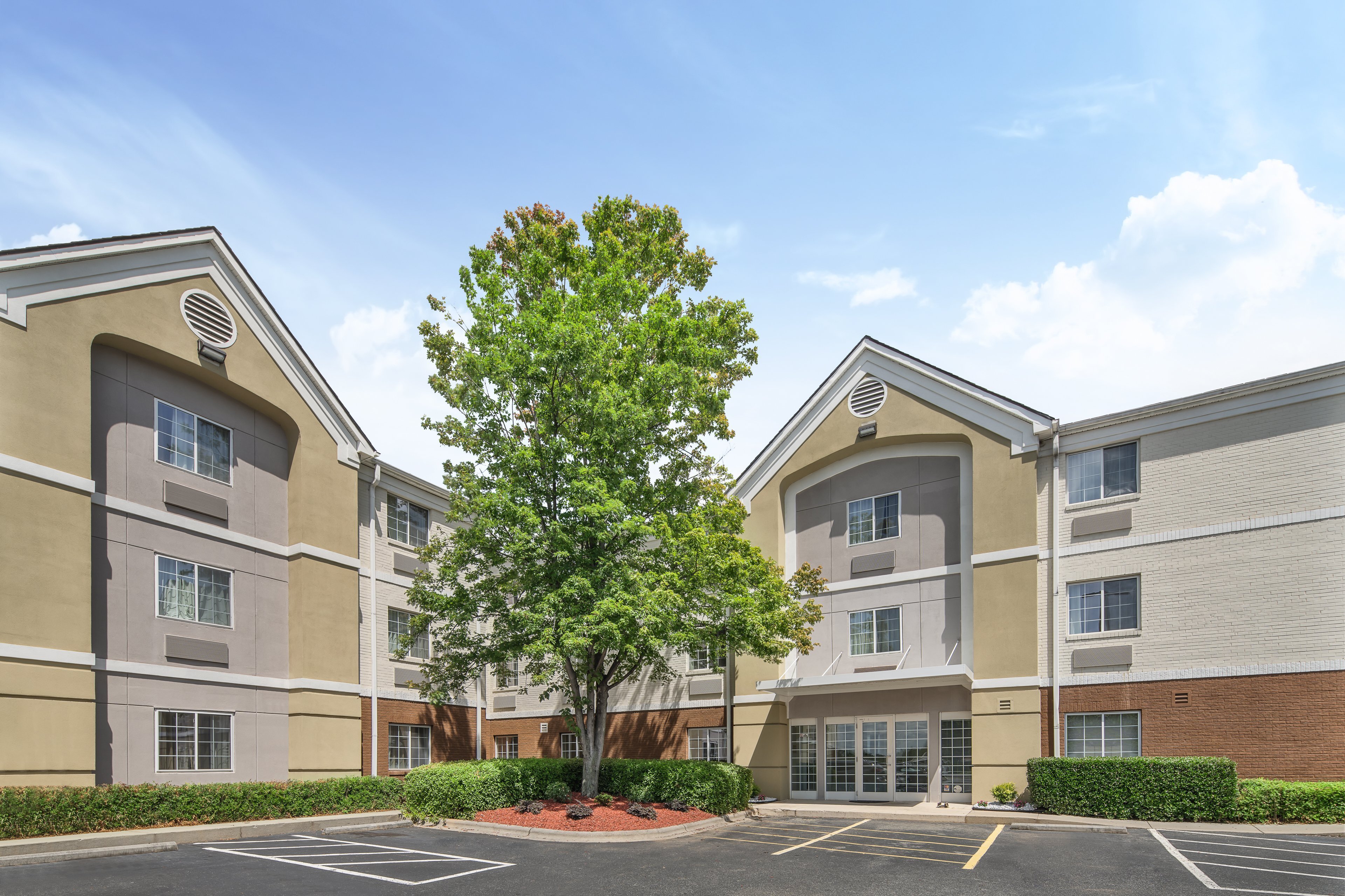 CANDLEWOOD SUITES HUNTERSVILLE LAKE NORMAN AREA AN IHG HOTEL 105   Hotel Main Entrance 