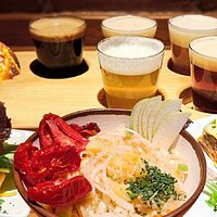 Así hablan nuestros clientes sobre nosotros:
“Gran selección de cervezas con posibilidad de crear tu propia Tabla Degustación. La comida es también xcelente – Las salaillas rellenas son de lo mejor, lo recomiendo 100%.
El staff es muy amable y atento y no duraron en recomendarnos sobre cervezas según nuestro gusto”