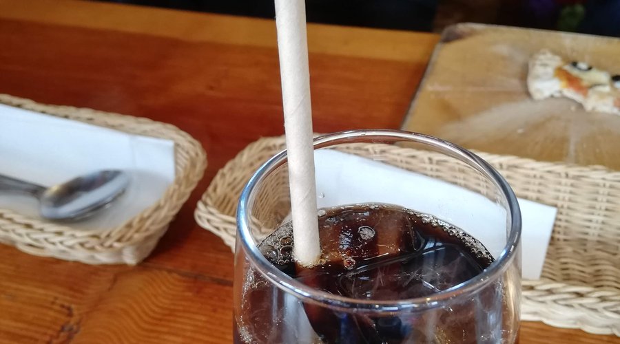 紙ストローはビミョーですね。 