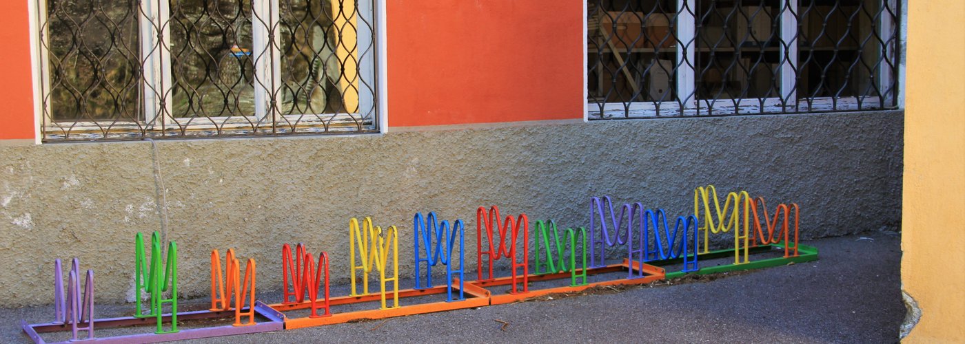 Un tocco di colore rende  un semplice ..posteggio per biciclette allegro e simpatico :-) Buona Domenica.