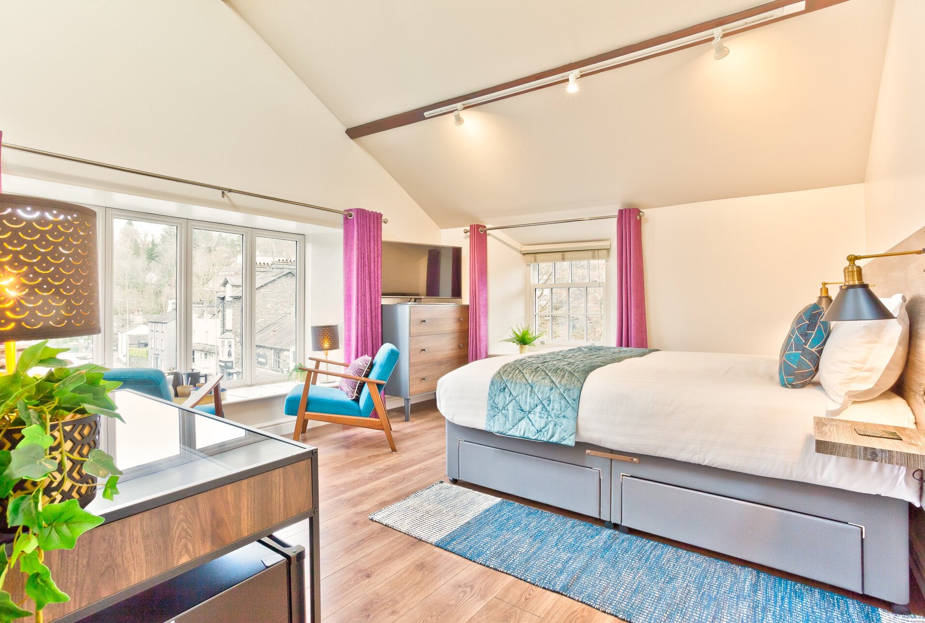 Rooms at the Apple Pie by null