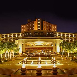 Kunming Green Lake Hotel Exterior at Night