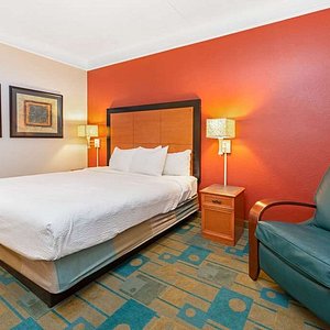 La Quinta Inn &amp; Suites by Wyndham USF (Near Busch Gardens), hotel in Tampa