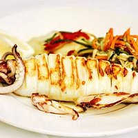 🦑Si hay una comida que siempre triunfa esa es el calamar. En La Palma lo preparamos a la plancha en su punto, acompañado de unas buenas verduritas.
🤤Se nos hace la boca agua solo de verlo.
----
🦑If there is a food that always triumphs, it is squid. On La Palma we prepare it grilled to perfection, accompanied by some good vegetables.
🤤Our mouths water just to see it.