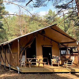 Rodzinny namiot safari Woody - dwie zamykane sypialnie, łazienka, jadalnia z aneksem kuchennym i wspaniały taras