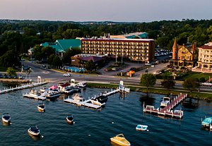 10 Best Pet-Friendly Hotels in Lake Geneva, Wisconsin - Paulina on the road