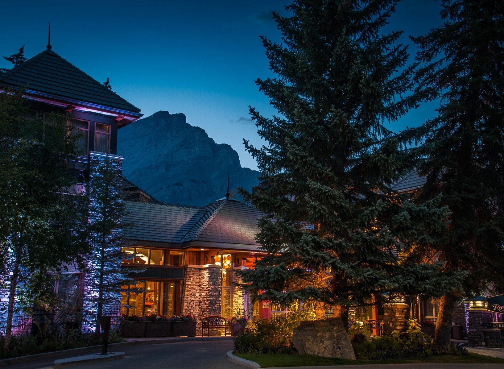 Royal Canadian Lodge - UPDATED 2022 Prices, Reviews & Photos (Banff ...