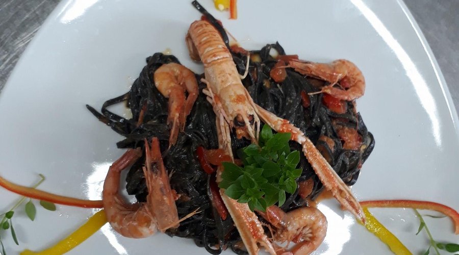 Tagliolini al nero di seppia con scampi e gamberi rosa