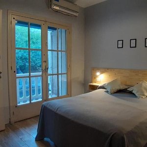 Habitación matrimonial superior con baño privado.