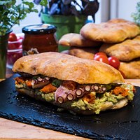 Panino Polpo al cuore con polpo croccante, guacamole, nduja di maialino nero di calabria e miele al bergamotto di Reggio Calabria