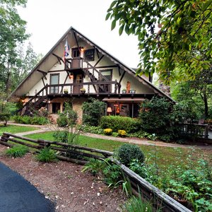 Welcome to Lily Creek Lodge