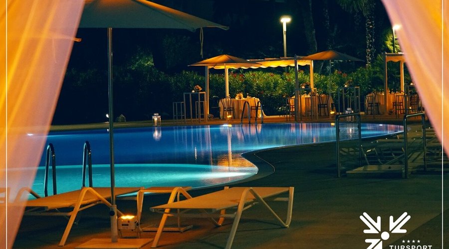 Piscina all'aperto serale