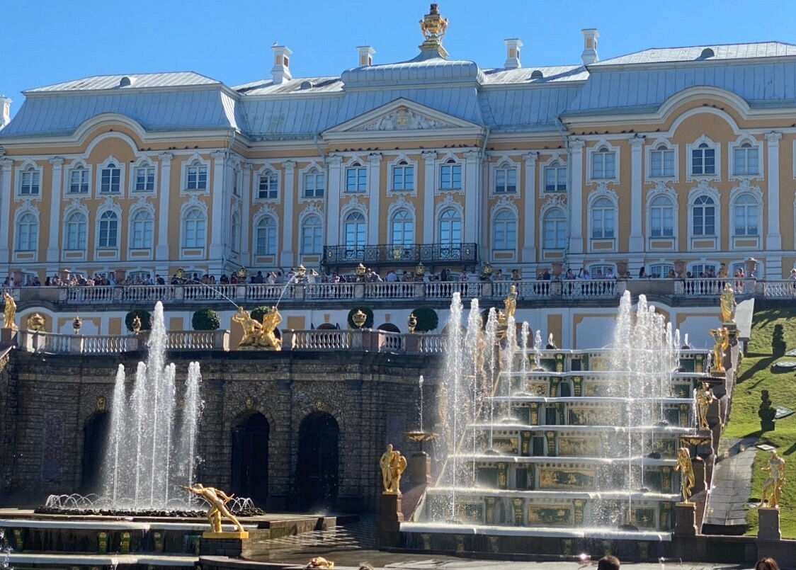 Какой дворец принадлежал петру первому окружающий мир. Гранд Каскад Петергоф. Вилла Микетти. Какой дворец принадлежит Петру i. Какой дворец принадлежал Петру.