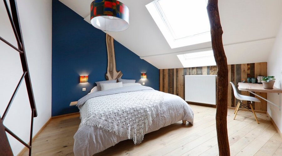 Chambre des Bois - Lit king size, latex nature, draps en lin - Espace bureau