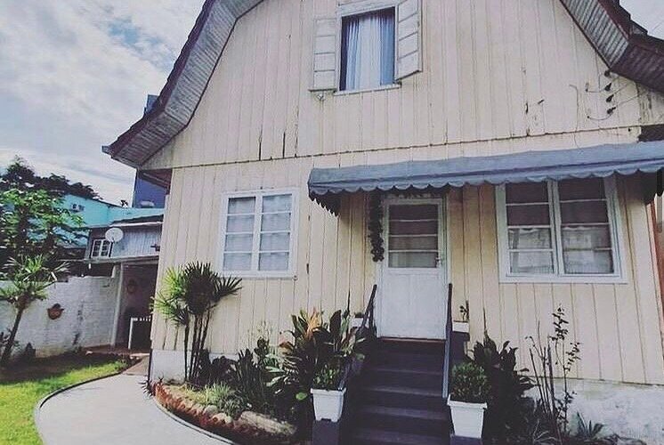 Hostel no coração de Blumenau, super aconchegante, opção de quartos compartilhados ou privativos, sala, cozinha, banheiro, entrada com fechadura eletrônica (ou seja pode sair e voltar a hora que quiser) ótimo custo benefício! Super recomendo!!! 