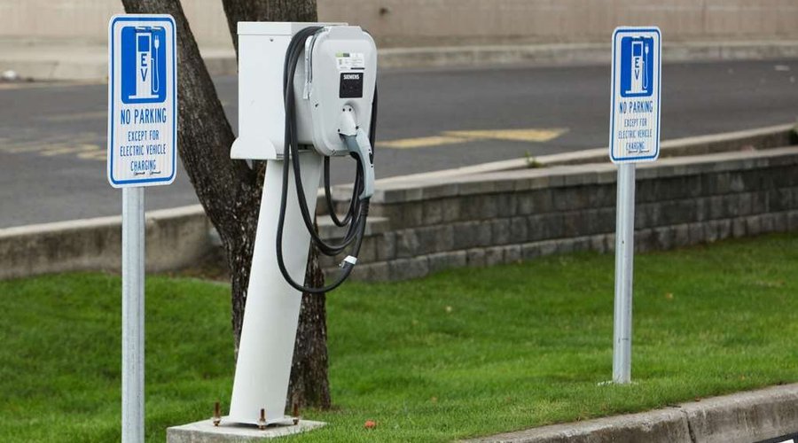 Electric vehicle charging station