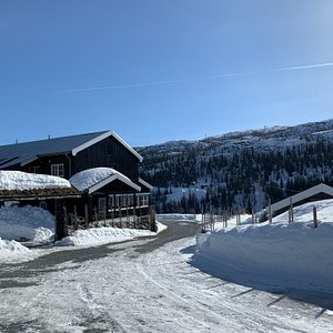 Fortsatt vinter, men vår i luften på Rjukan Fjellstue. Et godt utgangspunkt for ulike aktiviteter  høst, vinter, vår og sommer som fotvandring, isklatring, klatring, fritidsfiske og sykling
