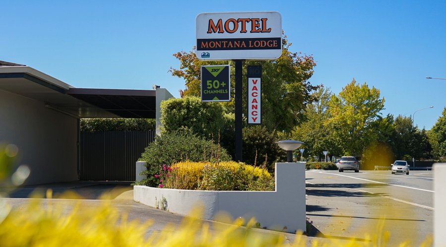 Montana Lodge Motel - Main Entrance