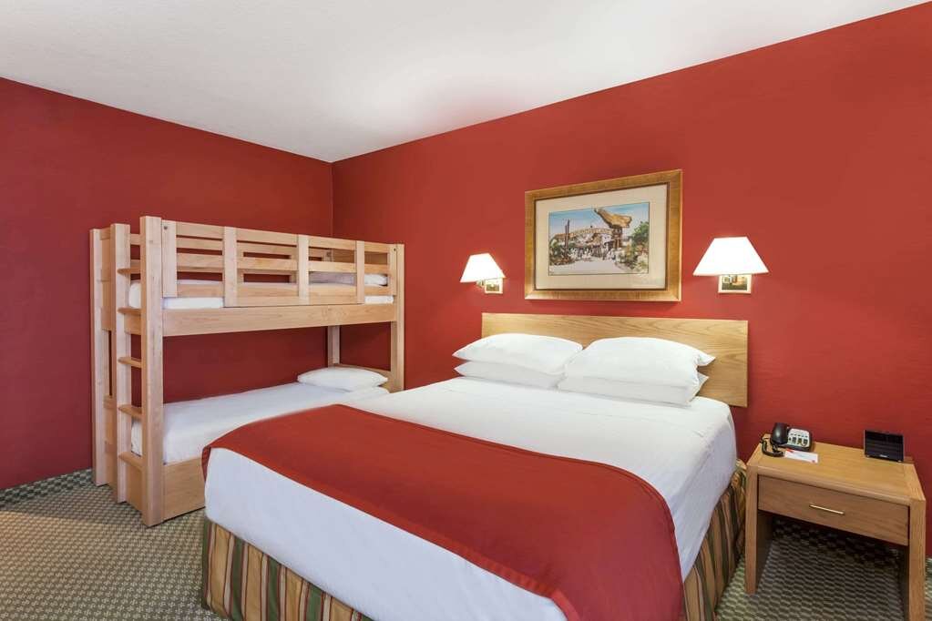 Hotel photo 37 of Howard Johnson by Wyndham Anaheim Hotel and Water Playground.