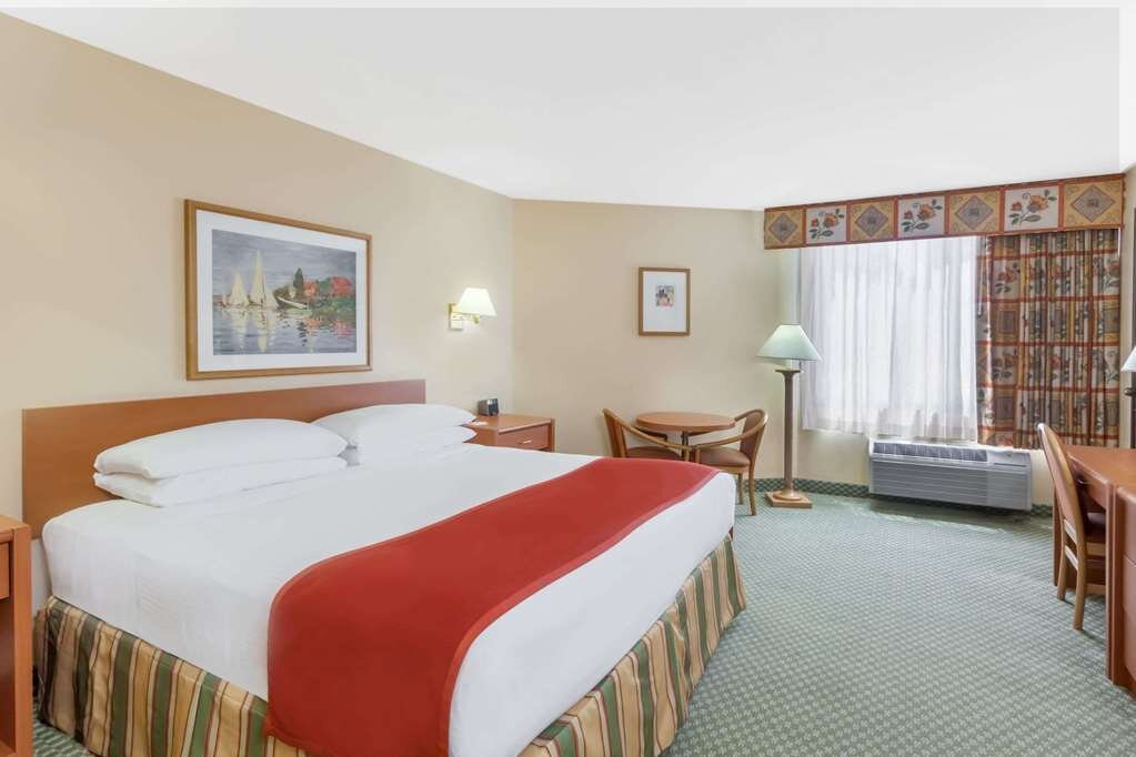 Hotel photo 86 of Howard Johnson by Wyndham Anaheim Hotel and Water Playground.
