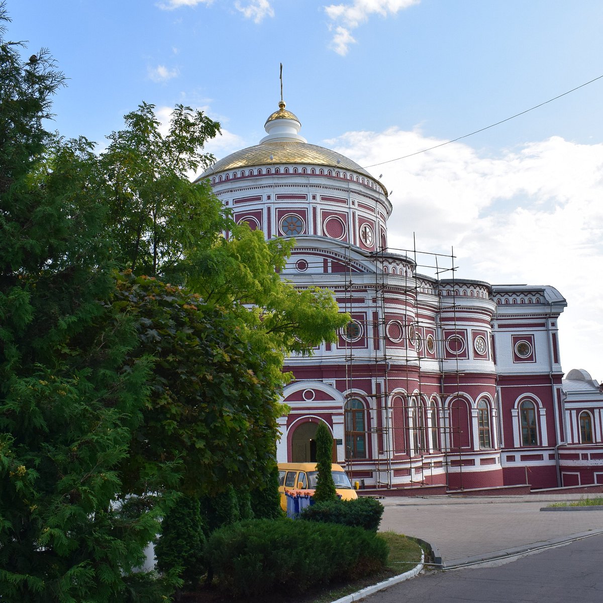 Белый город курск. Воскресенский храм Курск Луначарского.