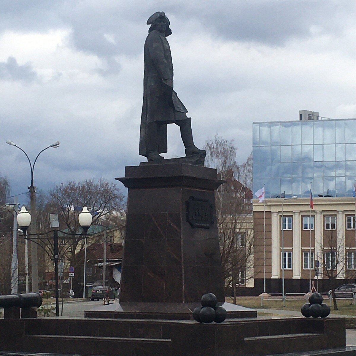 Сквер татищева пермь. Татищев памятник в Перми. Памятник Василию Татищеву в Перми.