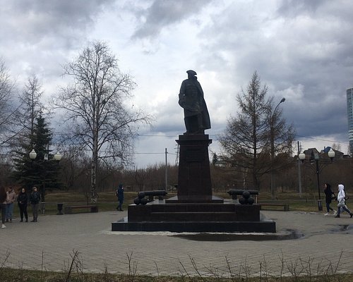 Сквер татищева пермь. Памятник Татищеву Тольятти. Татищев памятник в Перми. Татищев парк Кушва.