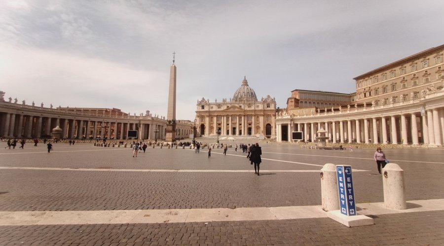 All'interno delle Mura, in piazza San Pietro...
