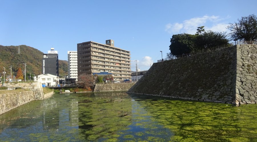 天守こそありませんが、堀の真ん中にある本丸天主台の石垣が実に美しいです。