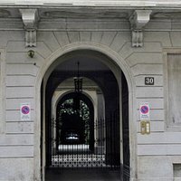Il palazzo ove è posta la lapide