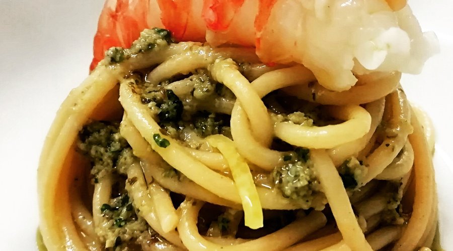 Spaghettone pesto di pistacchio e gamberone scottato