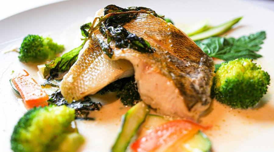 Zander mit Kräutern gebraten auf Frühlingsgemüsebeet