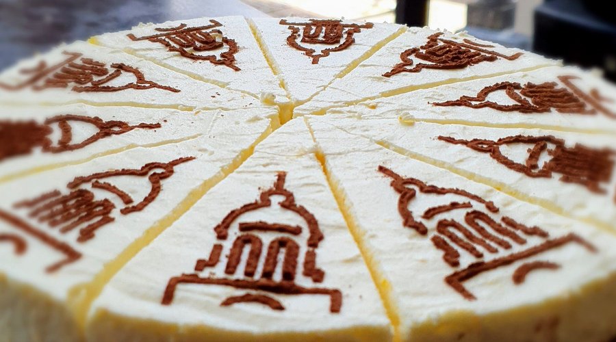 Onze eigen Deventer Koek Taart: de bodem gemaakt van de beroemde Deventer Koek, en daarop een verrassende kwarklaag met een vleugje sinaasappel, afgetopt met een heuse chocoladetoren!