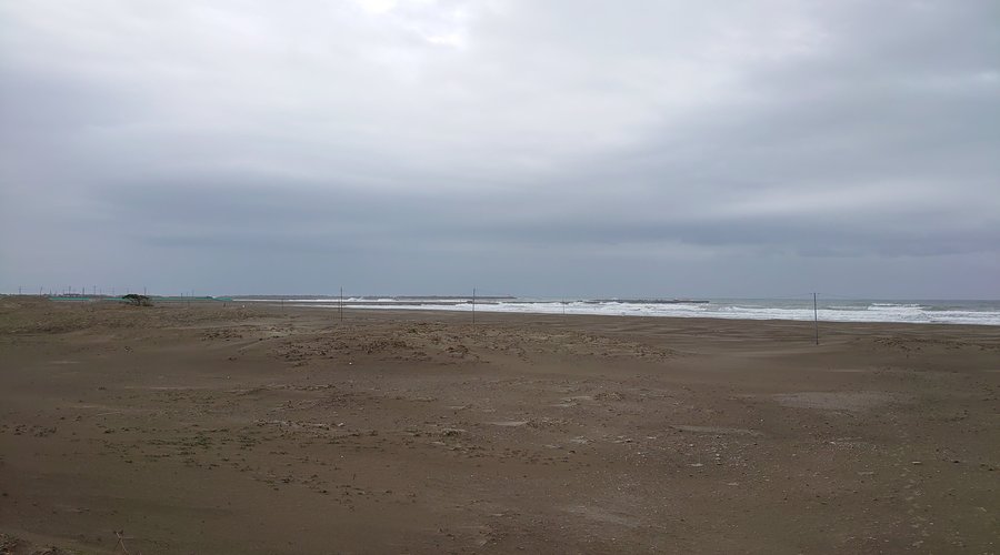 駐車場の目の前は奥行きがとってもある砂浜。