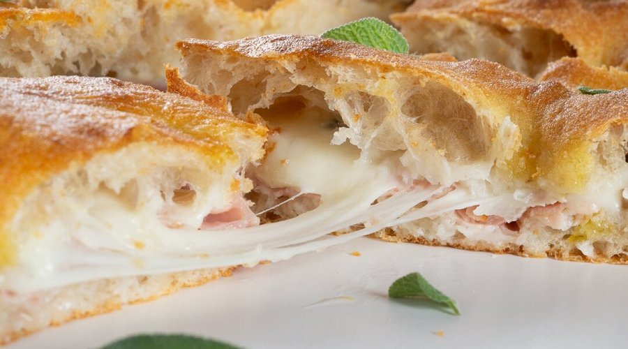 Pizza COTTO, SALVIA E MOZZARELLA FIOR DI LATTE: SPACCATA
prosciutto cotto affumicato, mozzarella fior di latte, olio alla salvia, salvia fritta.